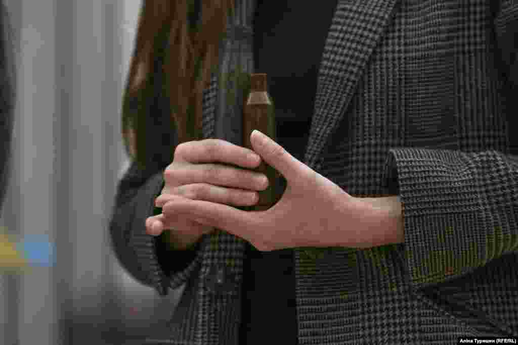 Активісти тримають в руках різні предмети, що символізують злочини, здійснені терористами на Донбасі...