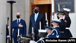 Міністр оборони Олексій Резніков (ліворуч) подякував міністру оборони США Ллойду Остіну III за «непохитну підтримку» (архівне фото)