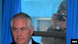 یک سرباز کره شمالی، در منطقه غیرنظامی بین جنوب و شمال،‌از وزیر خارجه آمریکا عکس می‌گیرد.