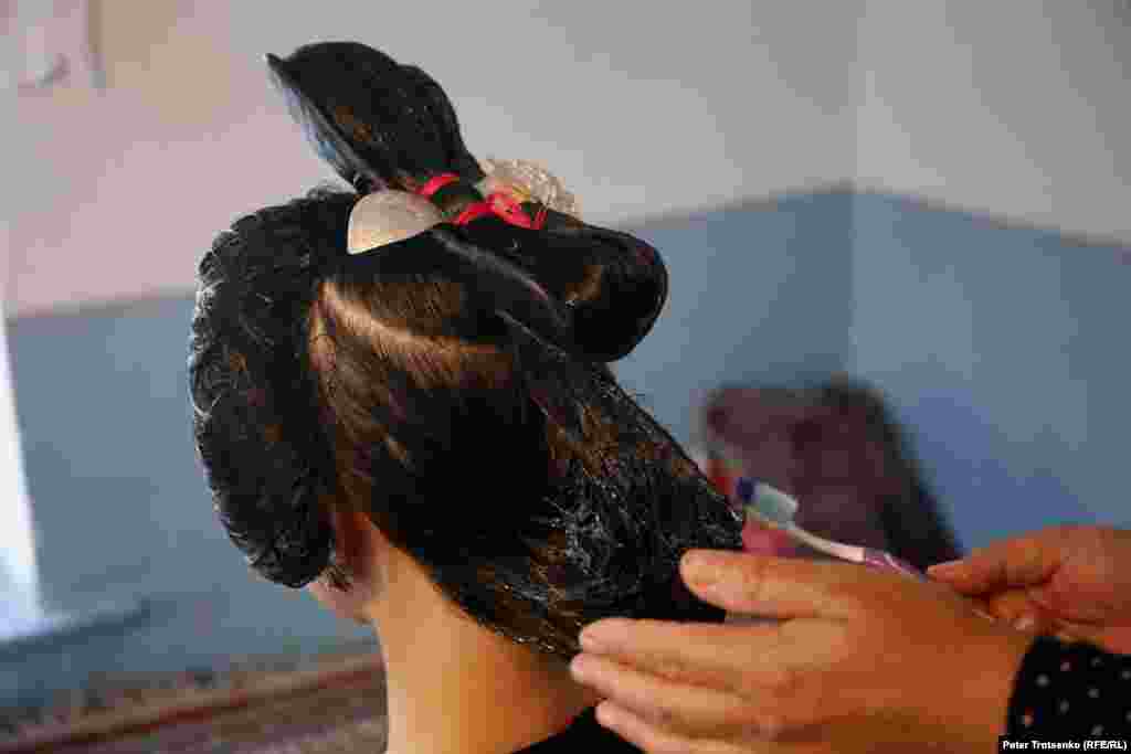 Искусство создания традиционных причесок передается у дунганских женщин из поколения в поколение. Причем на весь процесс уходит сравнительно немного времени &ndash; при помощи геля и зубной щетки (по словам местных женщин, ею очень удобно работать) опытные мастерицы могут уложить роскошные девичьи волосы в сложную прическу примерно за час.