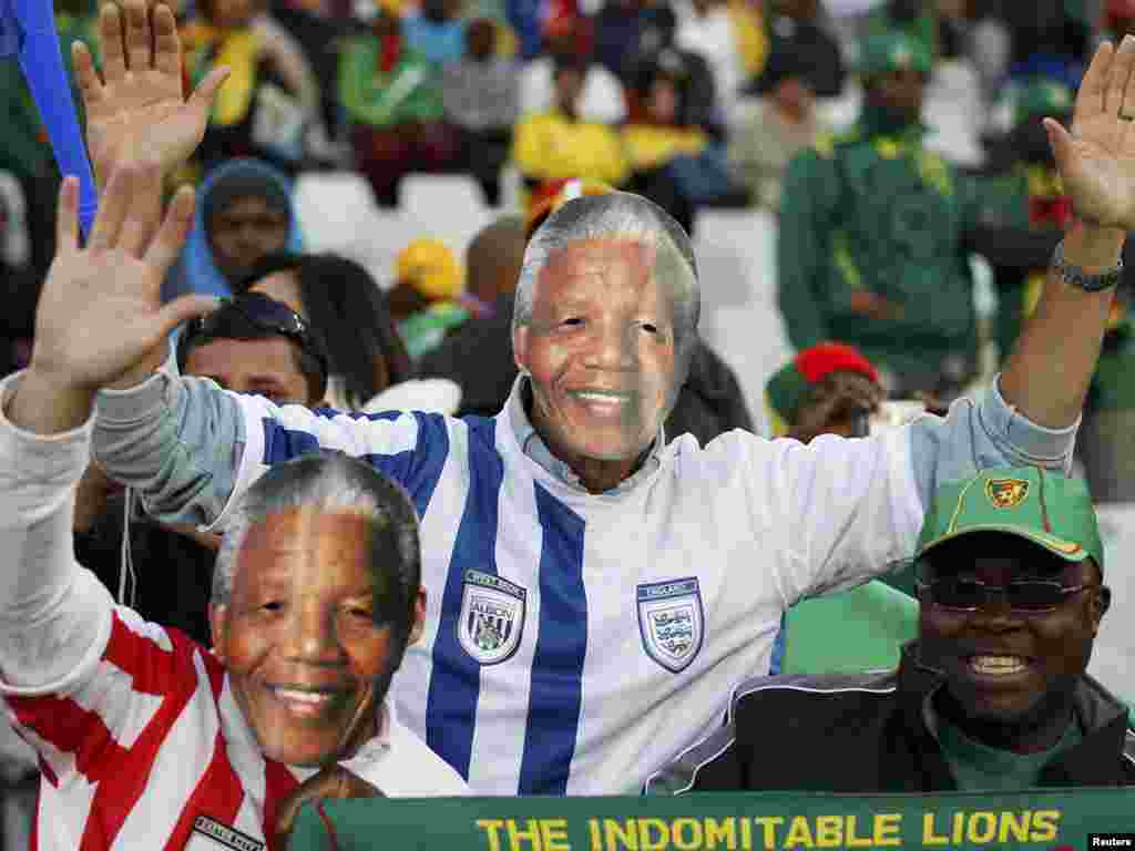 طرفداران تیم آفریقای جنوبی همراه با پوستر نلسون ماندلا، قهرمان محبوب آفریقایی ها