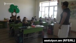 Տարրական դասարանի աշակերտներ հայաստանյան դպրոցում, արխիվ