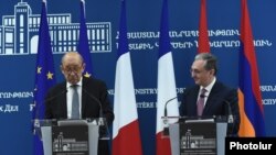 Министр иностранных дел Франции Жан-Ив Ле Дриан(слева) и министр иностранных дел Армении Зограб Мнацаканян, Ереван, 28 мая 2018 г.