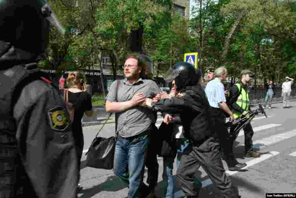 Тоткарлаулар дәвам итә - кешеләрне төркемнән берәм-берәм йолкып алалар