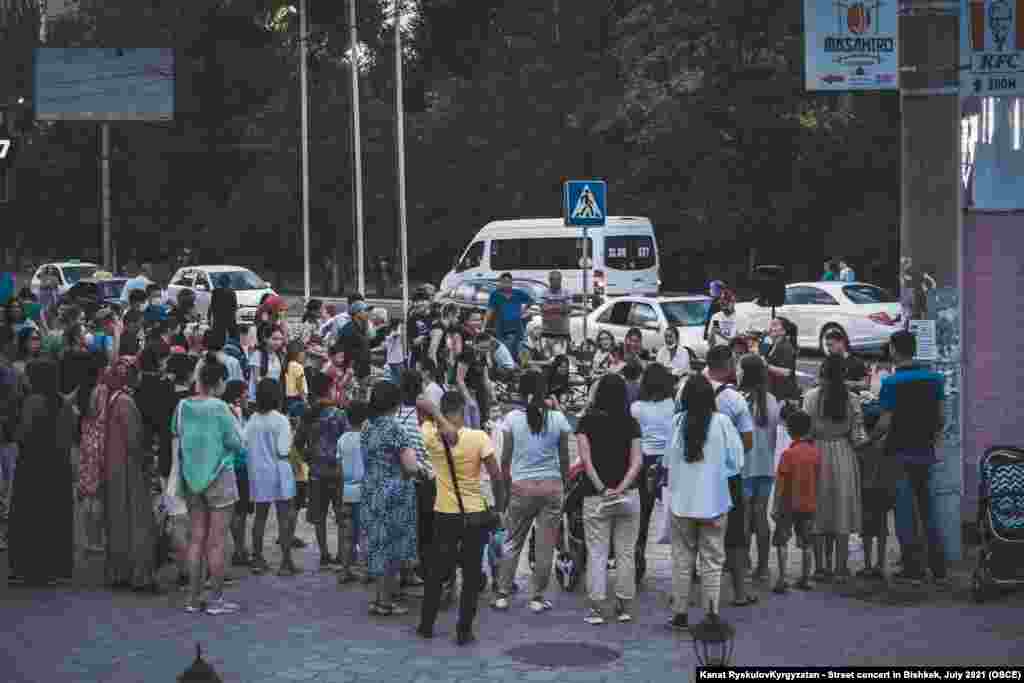 С другой стороны, маска или респиратор на улице - то еще испытание, температура воздуха на прошлой неделе прогревалась до 40 градусов.