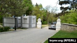 Восточный вход на Малахов курган со стороны улицы Истомина. Здесь тоже поставят турникет и рамку