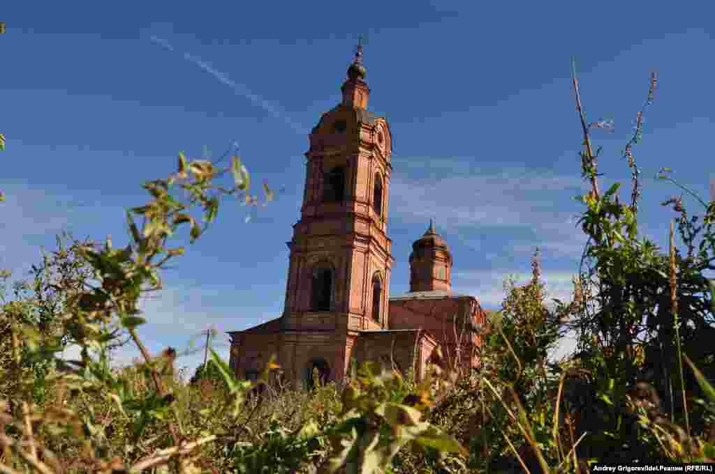 Село Тихий Плёс Верхнеуслонского района.&nbsp;Церковь Ризоположения Господня, построенная в 1877-1882 гг. на месте более старого храма. Фотокорреспондент &quot;Idel.Реалий&quot; побывал в этом месте в 2010 году, во время поездки к верховьям Свияги. В сравнении с другими церквями, запечатленными в той поездке, (см. ниже), храм (хотя и не действует) выглядит весьма неплохо.&nbsp;