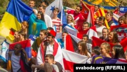 Беларускі нацыянальны сьцяг у каледжы армянскага Дыліжану, архіўнае фота