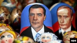 ديميتری مدوديف در شرايطی پا به عرصه انتخابات رياست جمهوری روسيه گذشته است که از ماه ها پيش، ستاره خبری و گزارشی رسانه های اين کشور بوده است.( عکس: EPA)