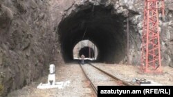 Ձորագետցիները ստիպված են ամեն օր երկար ճանապարհ կտրել՝ քայլելով երկաթգծի վրայով ու նախապես ճշտելով գնացքների երթևեկի ժամերը 