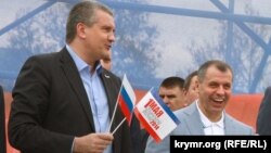 Сергій Аксьонов (ліворуч) і Володимир Константинов під час першотравневої демонстрації в Сімферополі