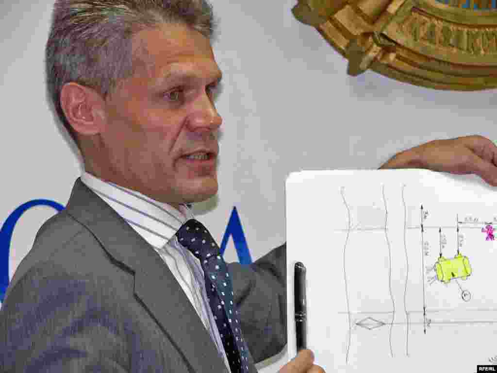 Жовтистің адвокаты Виталий Воронов.  - Адвокат Виталий Воронов журналистерге Евгения Жовтистің көлігінің жол апатына ұшырау сәтінің сызбасын көрсетті. Алматы, 4 қыркүйек 2009 жыл.