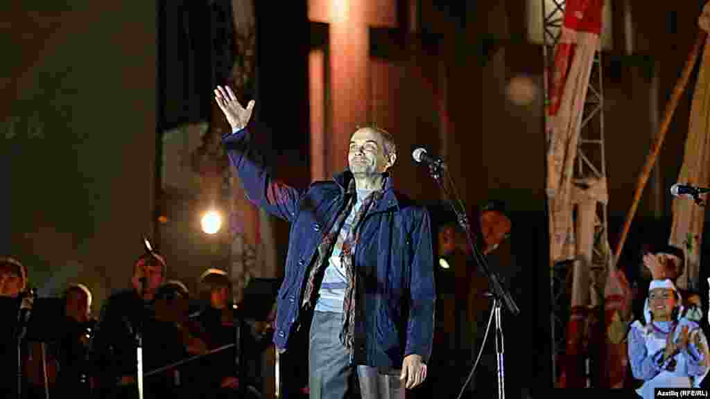 Камал театры каршында яңа сезон ачу тантанасы. Баш режиссер Фәрит Бикчәнтәев.