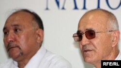 Слева направо: Маратбек Джетпысбаев  и Маратжан Юнусбаев, отцы осужденных офицеров КНБ. Алматы, 1 июня 2010 года.