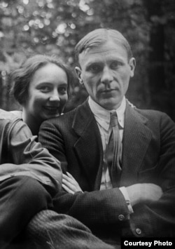 Любовь Белозерская и Михаил Булгаков. Середина 1920-х.