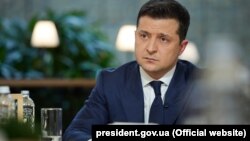 Водночас Володимир Зеленський запевнив, що наразі обговорень на цю тему немає