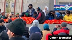 Жергиликтүү тургундун өлүмүнө нааразылык билдирген миңдеген адам обладминистрациянын алдына чогулду. 26-ноябрь, 2021-жыл.