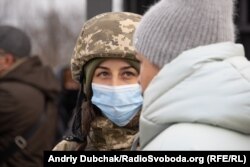 Прес-офіцерка прикордонників Тетяна Летошко під час розмови з перехожою на КПВВ