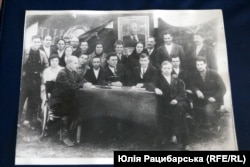 За словами Павла Демченка, це фото 1933 року. Засідання комісії, на якій вирішували питання про вилучення зерна в селян села Могильне