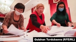 Члены одного из избирательных участков в КР. 28 ноября 2021 года. 