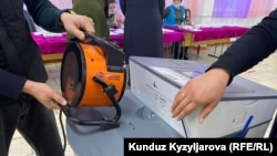 Жылытылып жаткан үкөк. Ысык-Көлдүн Теплоключенка ыйылындагы №3122 шайлоо тилкеси. 