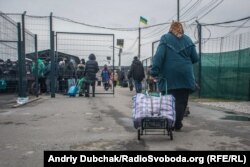 Жінка з «кравчучкою» і «сумкою в клітинку» йде через КПВВ до «ЛНР»
