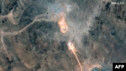 На супутниковому знімку, датованому 1 липня 2025 року, видно активність біля будівлі по периметру і південні отвори, спричинені авіаударом США 22 червня по комплексу заводу у Фордо 