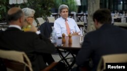 جان کری و برخی از اعضای هئیت آمریکایی همراه او در وین