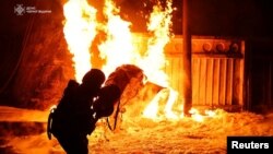 Рятувальники гасять пожежу після російського удару по критичній інфраструктурі на Чернігівщині, 15 вересня 2025 року