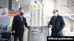 Кит Симмонс бо намояндаи Вазорати тандурустӣ