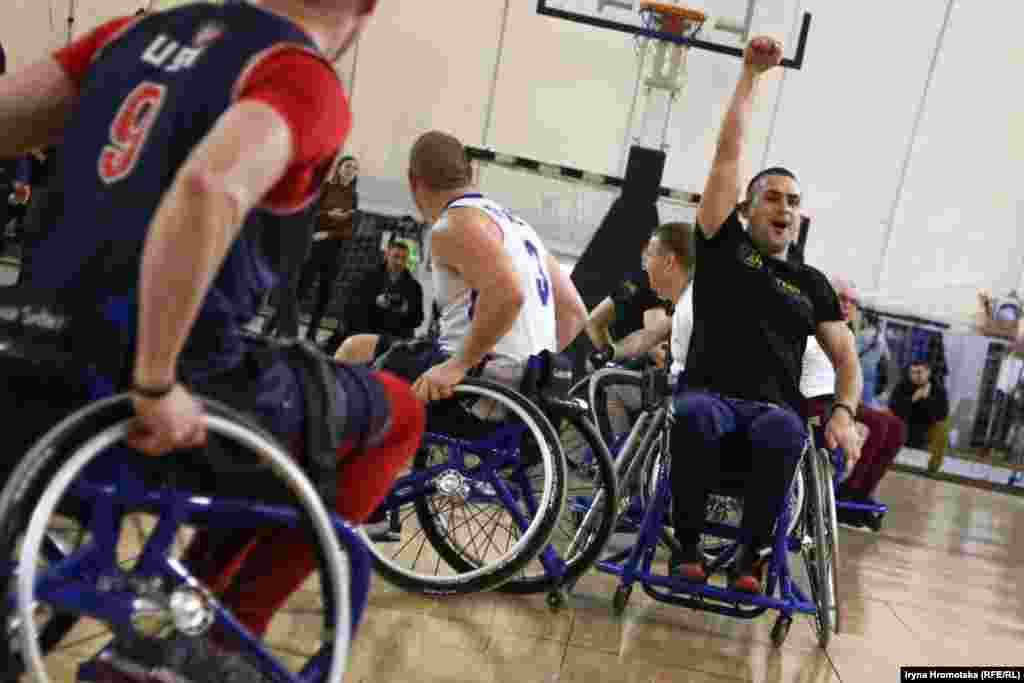 Учасник однієї з команд радіє рахункові гри