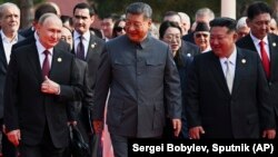 Չինաստանի նախագահ Սի Ծինփինը, Ռուսաստանի նախագահ Վլադիմիր Պուտինը և Հյուսիսային Կորեայի առաջնորդ Կիմ Չեն Ընը պատրաստվում են Պեկինի հրապարակում հետևել շքերթին, 3-ը սեպտեմբերի, 2025թ. 