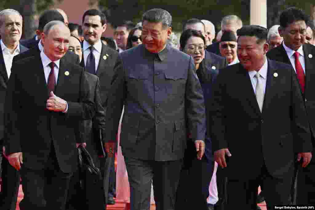 Лідери Китаю, Росії та Північної Кореї. Це перший випадок, коли вони публічно з'явилися разом. Китайський президент Сі Цзіньпін потиснув руки очільнику Росії Володимиру Путіну та лідеру КНДР Кім Чен Ину, а також поспілкувався з ними, коли вони йшли червоною доріжкою попереду групи з понад 20-ти інших іноземних високопосадовців