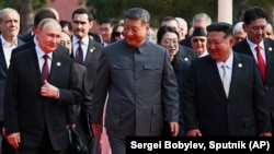 Зьлева направа ў першым шэрагу: Уладзімір Пуцін, Сі Цзіньпін, Кім Чэн Ын