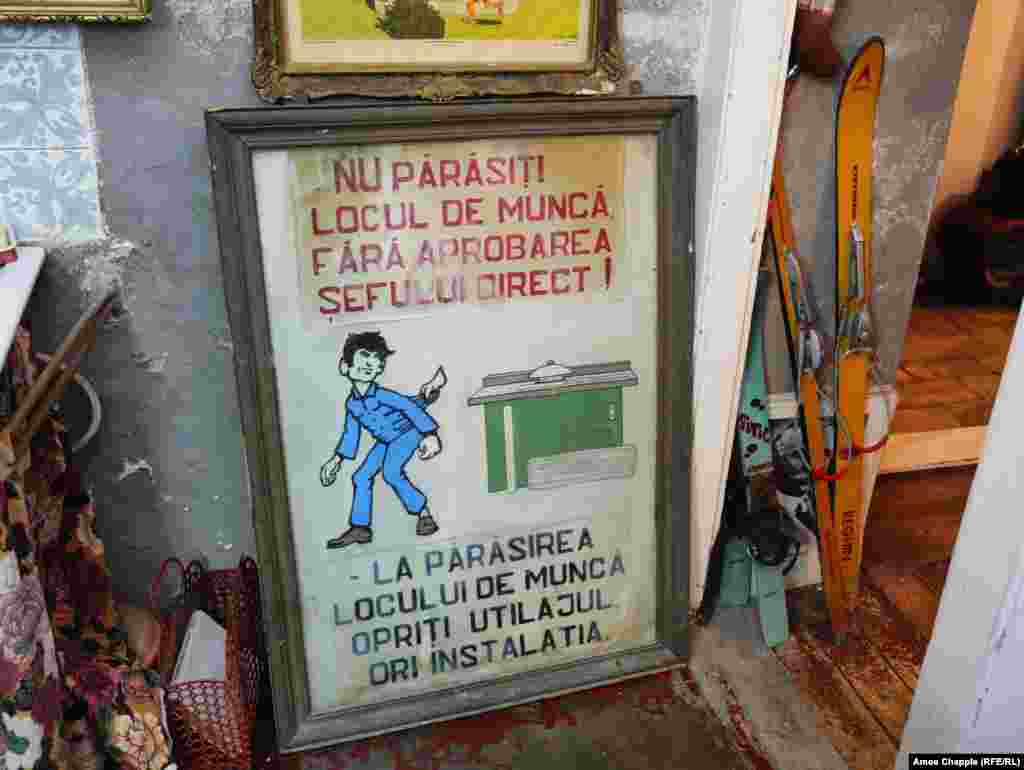 Знак, що нагадує робітникам не залишати своє робоче місце &laquo;без прямого схвалення начальника!&raquo; &nbsp;