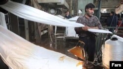 یک کارگر نساجی در ایران، عکس تزئینی است.