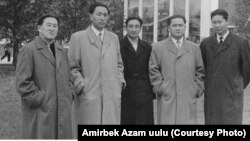 Рахим Усубакунов (солдон экинчи) кесиптеш илимпоздор менен. Архив. 