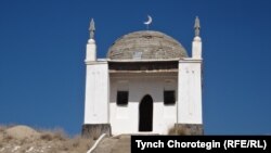 Тоголок Молдонун (1860–1942) Курткадагы күмбөзү. 08.10.2016.