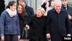 Наама Иссахар (крайняя слева) и премьер-министр Израиля Биньямин Нетаньяху в аэропорту Внуково перед вылетом в Израиль, 30 декабря 2020 года