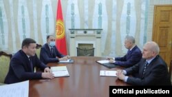 Президенттин милдетин аткаруучу, Жогорку Кеңештин төрагасы Талант Мамытов Орусия Федерациясынын Кыргызстандагы элчиси Николай Удовиченкону кабыл алып жаткан учуру. 18-ноябрь, 2020-жыл.
