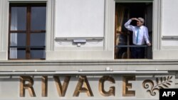 جان کری، وزیر خارجه آمریکا، در اتاق خود در هتل بو-رواژ، محل مذاکرات هسته‌ای در لوزان سوئیس