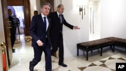 آنتونی بلینکن، وزیر امور خارجه ایالات متحده با همتای اردنی خود ایمن صفدی. امان، یکشنبه ۱۷ دی