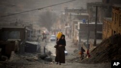 Кабул тұрғыны су толы ыдысты көтеріп барады. 2010 жыл.