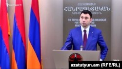 ՀՀԿ խոսնակ, ԱԺ փոխնախագահ Էդուարդ Շարմազանովը ճեպազրույցի ժամանակ, արխիվ 