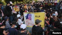 Բողոքի ցույց Մյանմայում, պաստառում պատկերված է սպանված ուսանող Միա Տվեն, Նայպիդավ, 20-ը փետրվարի, 2021թ.