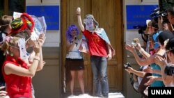 Активісти під час театралізованої акції «Артистів-рашистів – за поребрик» в рамках кампанії «Бойкот російського кіно» біля будівлі Міністерства культури України. Учасники акції пародіювали і висміювали російських артистів і телезірок, які підтримали окупацію Криму або відзначилися іншими антиукраїнськими заявами. Київ, 8 липня 2015 року (ілюстраційне фото)