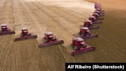 مهمترین پیامد توسعه، کاهش نیاز به نیروی کار در صنایع با قدمت است. و این تبدیل شده به دلیل اصلی شکاف طبقاتی در کشورهای پیشرفته.