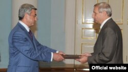 Armenia - Vyacheslav Kovalenko, the newly appointed Ambassador of Russia to Armenia, hands his credentials to President Serzh Sarkisian (L) 4Sep2009.