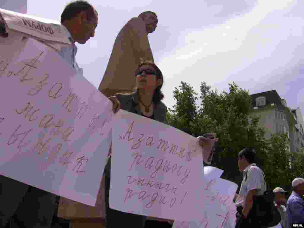 "Азаттыктын" угармандары талаптары аткарылбаса, ачкачылык акциясына чыгышарын эскертишти. - Kyrgyzstan -  Picket in Support Of Radio Azattyk. 18May2009