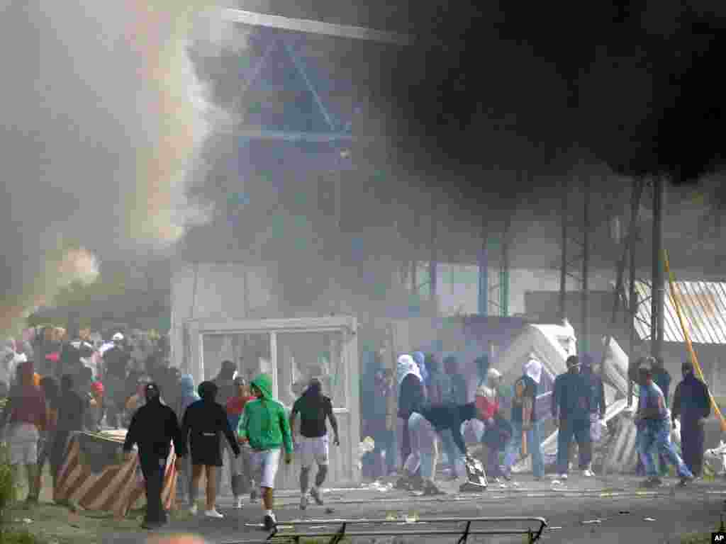 Serblərin Kosovo-Serbiya sərhədində buməntəqələrə hücumu nəticəsində 1 polis öldürülüb, məntəqələrdən biri isə yandırılıb. 27 iyul.